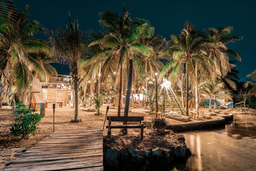 Isla Mujeres - Nomads Hotel Beachclub  - Habibi World Travel - https://habibi-world-travel-agency.com/